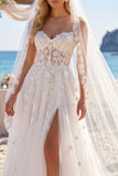 Bloemige witte korset A Line Sweep Sleep Sweetheart Beach trouwjurk met sluiers