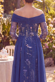 Off-the-shoulder marineblauwe bloemen A-lijn gerimpelde midi moeder van de bruid jurk met 3/4 mouwen