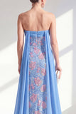 Glinsterende zeemeerminblauwe strapless pailletten lange jurk van de moeder van de bruid met cape