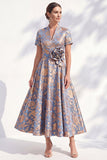 A-lijn blauwe gouden bloem V-hals midi Mother Of the Bride jurk met riem