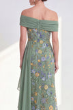 Off-the-shoulder groene schede bloemenjurk van de moeder van de bruid met sjerp