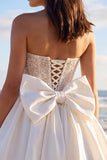 Sprakly strapless kralenbezet een lijnkorset Klein wit jurkjje met strik