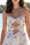 Strapless bloemen met een lijn kleine witte jurk met een lijnige uitsnede