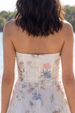 Strapless bloemen met een lijn kleine witte jurk met een lijnige uitsnede