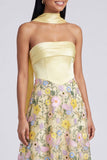 Strapless gele A-lijn maxi bloemenjurk met sjaal