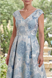 A-lijn blauwe V-hals bloemenjacquard hoog lage moederjurk met mouwen, cap sleeves