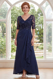 Marineblauwe V-hals chiffon jurk met kralen van de moeder van de bruid met ruches