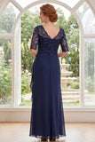 Marineblauwe V-hals chiffon jurk met kralen van de moeder van de bruid met ruches