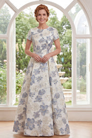 Stoffige blauwe jacquard ronde hals bloemenjurk van de moeder van de bruid met korte mouwen