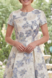 Stoffige blauwe jacquard ronde hals bloemenjurk van de moeder van de bruid met korte mouwen