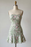 Strapless saliegroene bodycon geborduurde homecomingjurk met ruches