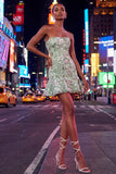 Strapless saliegroene bodycon geborduurde homecomingjurk met ruches