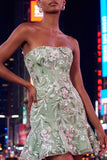 Strapless saliegroene bodycon geborduurde homecomingjurk met ruches