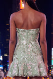 Strapless saliegroene bodycon geborduurde homecomingjurk met ruches