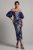 Off-the-shoulder marineblauwe bloemen bodycon midi moeder van de bruid jurk met puffmouwen