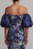 Off-the-shoulder marineblauwe bloemen bodycon midi moeder van de bruid jurk met puffmouwen