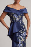 Off-the-shoulder marineblauwe bloemenbodycon midi Mother Of the Bride jurk met ruches