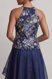A-lijn marineblauwe bloemenhals met halshalter hoog en laag Mother of the Bride jurk