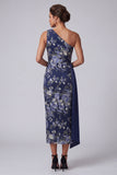 Eenschouder marineblauwe bloemenbodycon midi Mother of the Bride jurk met sjerp