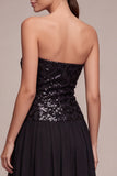 Glinsterende, strapless A-lijn midi black tie jurk met pailletten