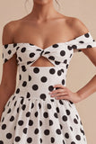 Off-the-shoulder witte zwarte polkadots A-lijn afstudeerjurk
