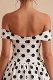 Off-the-shoulder witte zwarte polkadots A-lijn afstudeerjurk