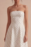 Witte en zwarte strapless A-lijn midi polka dots jurk
