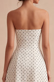 Witte en zwarte strapless A-lijn midi polka dots jurk