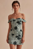 Groene strakke korte bloemenjurk met off-the-shoulder afstudeerjurk