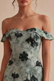 Groene strakke korte bloemenjurk met off-the-shoulder afstudeerjurk