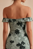 Groene strakke korte bloemenjurk met off-the-shoulder afstudeerjurk