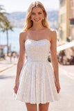 Witte strapless A-lijn kralenversierde mini parel homecoming jurk met ruches
