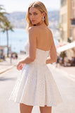 Witte strapless A-lijn kralenversierde mini parel homecoming jurk met ruches