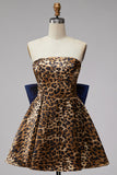 Bruine luipaardprint strapless korte homecomingjurk met een oversized strik op de rug
