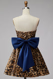 Bruine luipaardprint strapless korte homecomingjurk met een oversized strik op de rug
