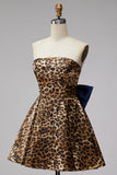 Bruine luipaardprint strapless korte homecomingjurk met een oversized strik op de rug