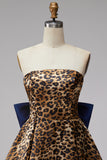 Bruine luipaardprint strapless korte homecomingjurk met een oversized strik op de rug