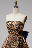 Bruine luipaardprint strapless korte homecomingjurk met een oversized strik op de rug