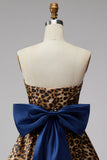 Bruine luipaardprint strapless korte homecomingjurk met een oversized strik op de rug