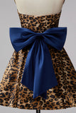 Bruine luipaardprint strapless korte homecomingjurk met een oversized strik op de rug
