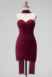 Bordeauxrode gerimpelde strapless bodycon chiffon korte homecomingjurk met een gedrapeerde halsband