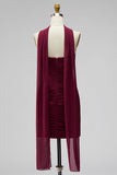 Bordeauxrode gerimpelde strapless bodycon chiffon korte homecomingjurk met een gedrapeerde halsband
