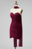 Bordeauxrode gerimpelde strapless bodycon chiffon korte homecomingjurk met een gedrapeerde halsband