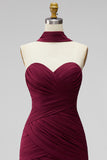 Bordeauxrode gerimpelde strapless bodycon chiffon korte homecomingjurk met een gedrapeerde halsband