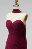 Bordeauxrode gerimpelde strapless bodycon chiffon korte homecomingjurk met een gedrapeerde halsband