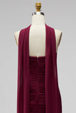 Bordeauxrode gerimpelde strapless bodycon chiffon korte homecomingjurk met een gedrapeerde halsband