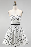 Witte polkadot A-lijn strapless korte homecomingjurk met strik