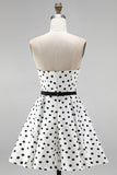 Witte polkadot A-lijn strapless korte homecomingjurk met strik