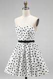 Witte polkadot A-lijn strapless korte homecomingjurk met strik