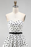 Witte polkadot A-lijn strapless korte homecomingjurk met strik